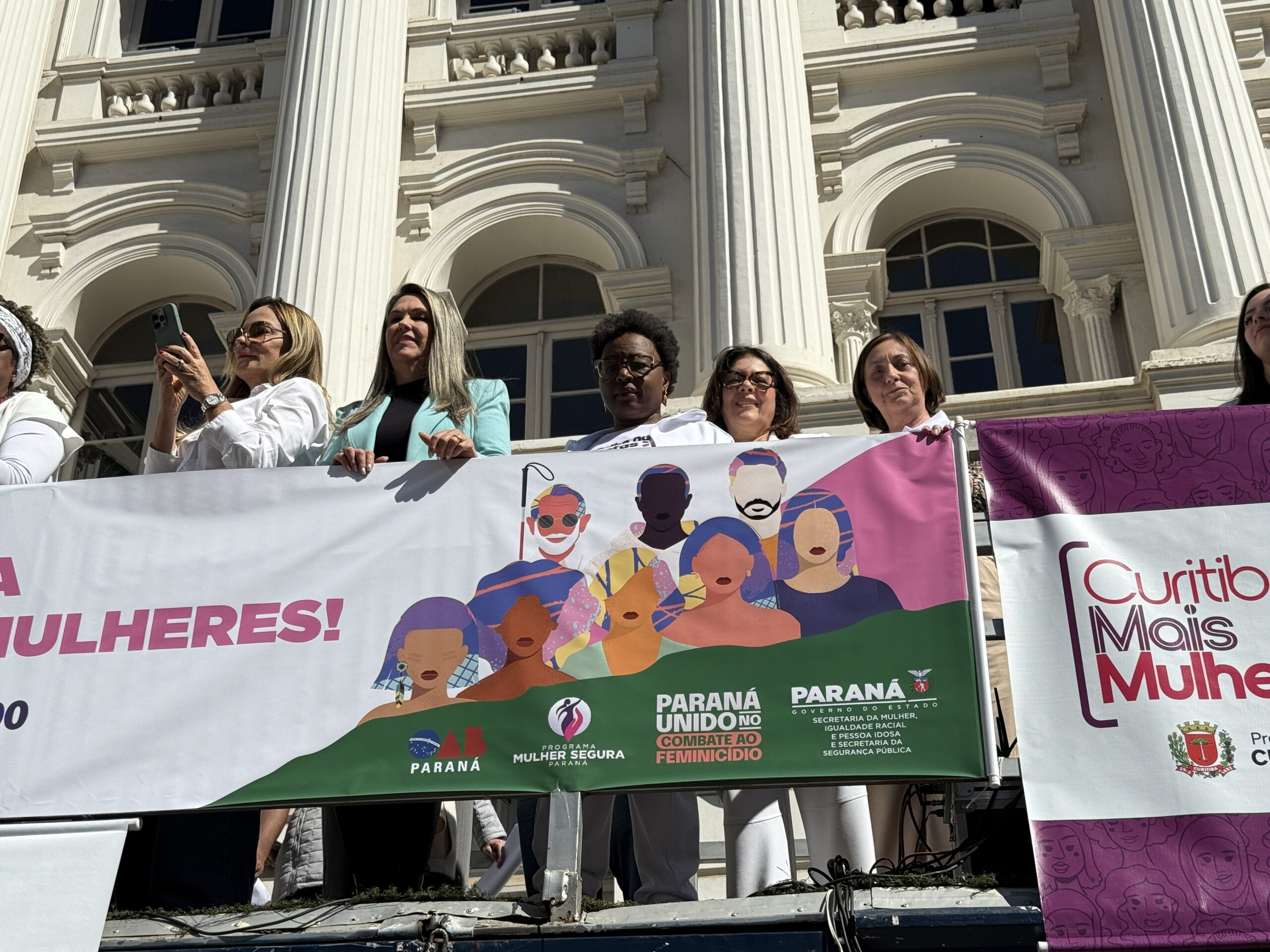 Ministério Público do Paraná participa de caminhada pelo fim da violência contra a mulher