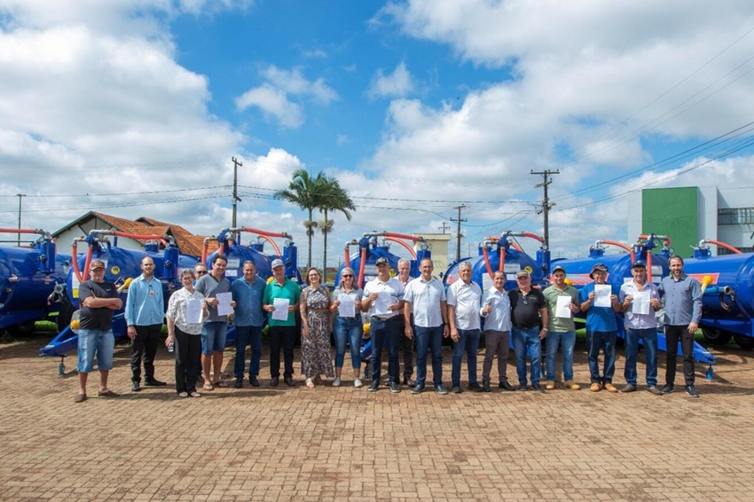 Prefeitura de Toledo entrega equipamentos para associações de produtores rurais