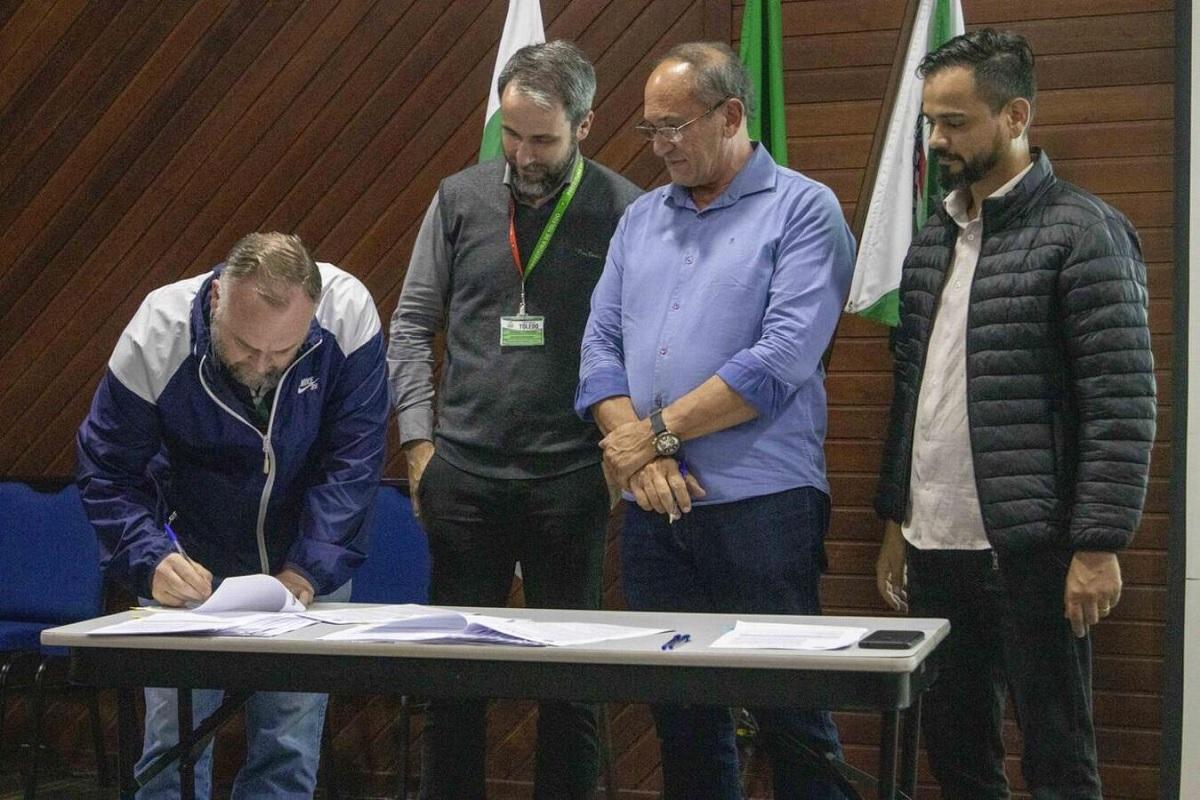 Empresários assinam contratos dos terrenos industriais em Toledo