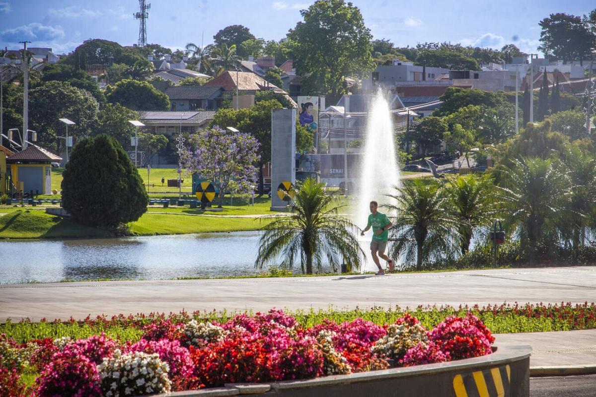 Toledo instala chafariz aerador para oxigenar Lago Municipal