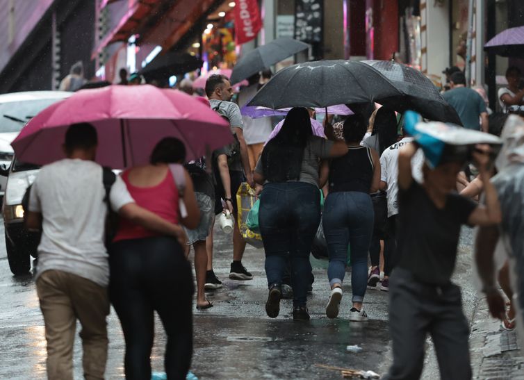 Capitais do Centro-Sul terão hoje chuvas e ventania