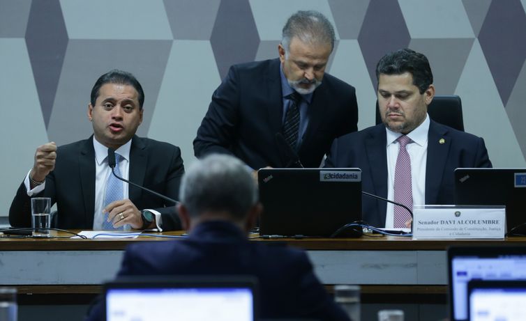 CCJ do Senado adia votação do PL do Impeachment para 2026