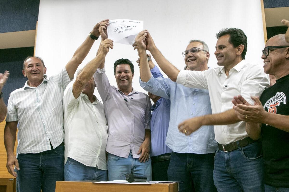 Guto Silva assina convênio para ponte estaiada em Toledo