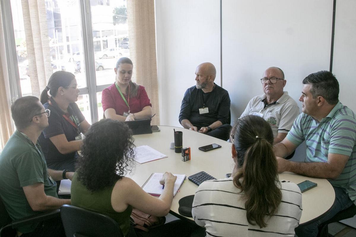 Toledo cria força-tarefa contra mato alto em lotes baldios