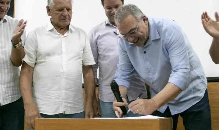 Guto Silva assina convênio para ponte estaiada em Toledo