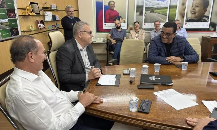 Prefeito Mário Costenaro retorna e reassume cargo após missão técnica